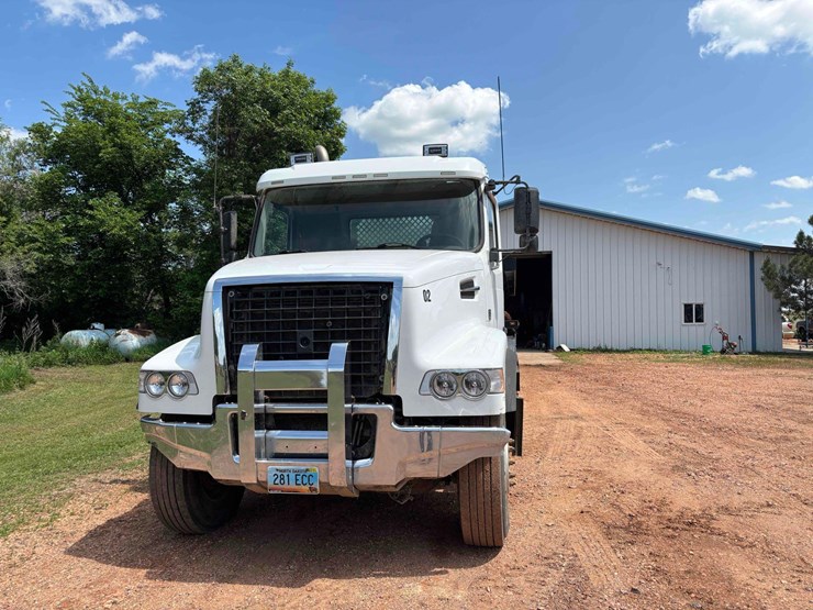 2014-volvo-vhd-semi-image-2