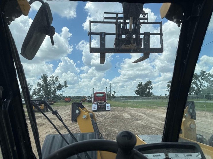2020-caterpillar-tl1255d-image-26