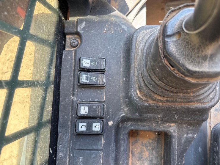 2023-takeuchi-tl10v2-image-26
