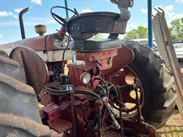 farmall-560-tractor-image-4