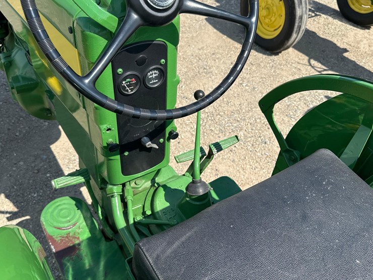 john-deere-320-image-11