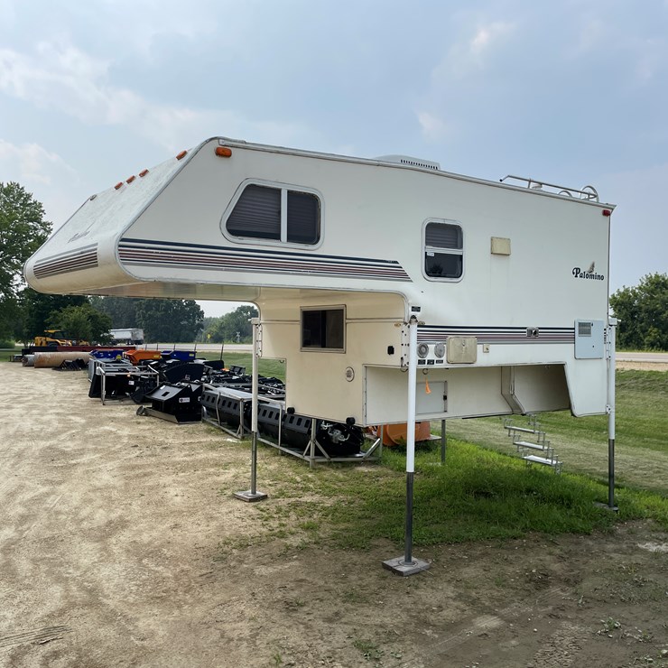#302 • 2000 Vanguard Palomino Pickup Camper