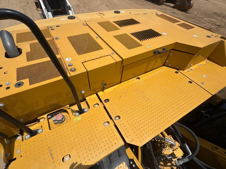 2020-caterpillar-326-image-24