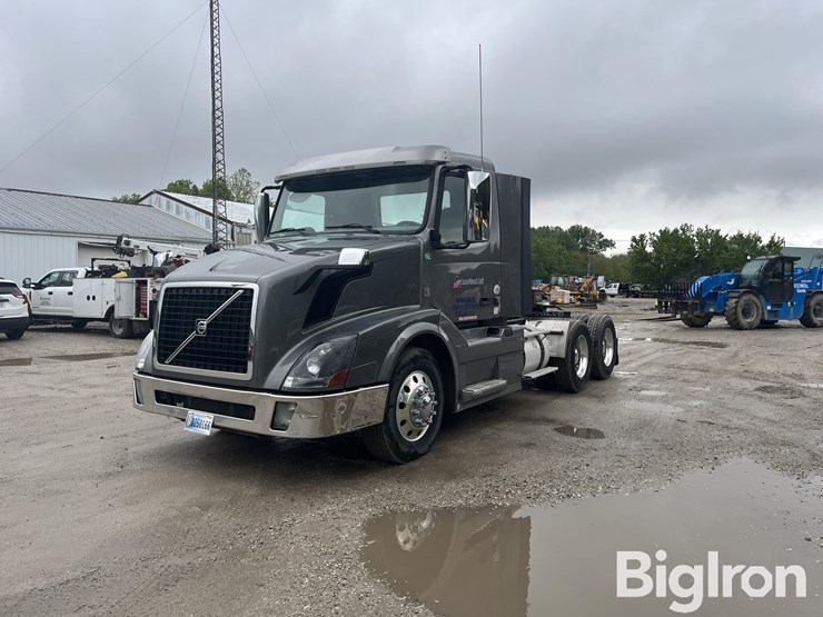 2014-volvo-vnl42t300-image-1