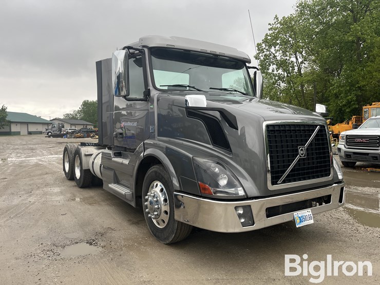 2014-volvo-vnl42t300-image-11
