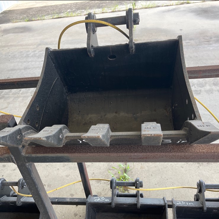 #19 • 24 IN TAG DIGGING BUCKET FOR YANMAR