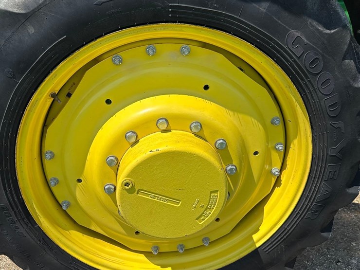 2013-john-deere-8260r-image-23