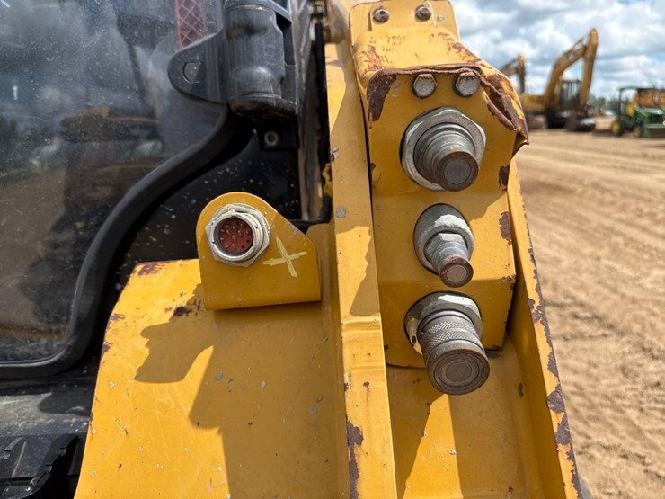 2021-caterpillar-259d3-image-22