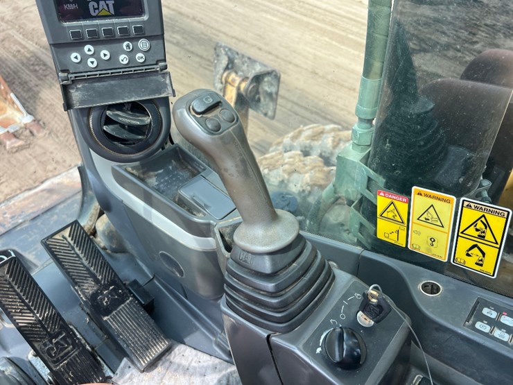 2011-caterpillar-m318d-image-30