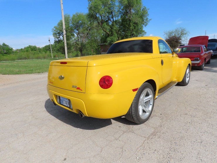 2004-chevrolet-ssr-pickup-image-6