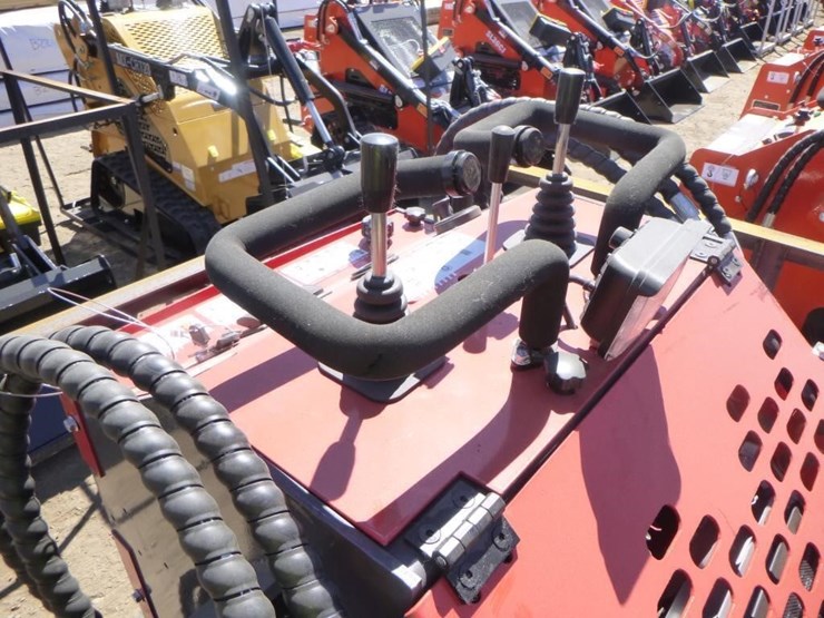 2025-agt-ysrt14-skid-steer-track-loader-image-15