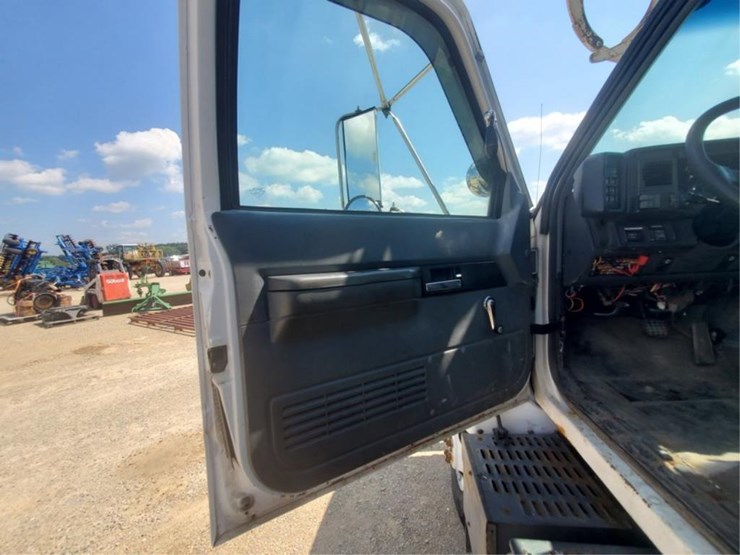 #359-•-1997-gmc-c7500-digger-derricks-truck-image-46