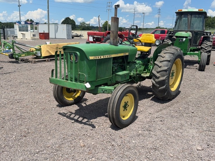 john-deere-820-image-1