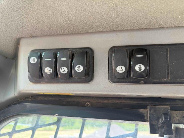 2019-caterpillar-299d2-xhp-image-28