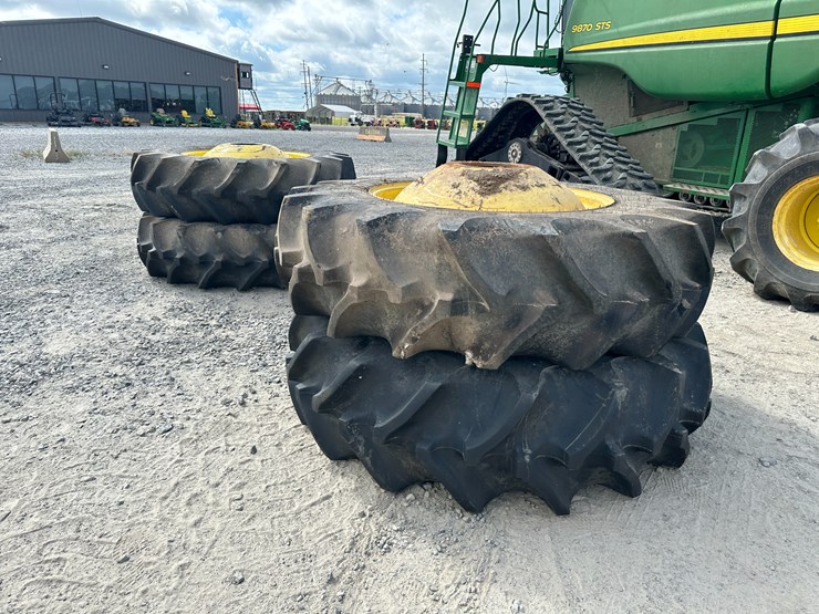 #68-•-lot-of-(4)-520/85r42-combine-tires-w/rims-inv#:-25910-image-3