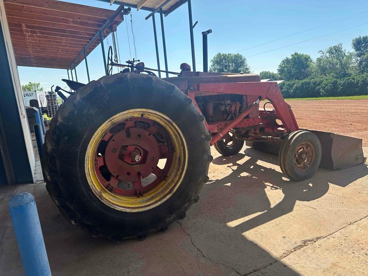 farmall-m-with-loader-image-3