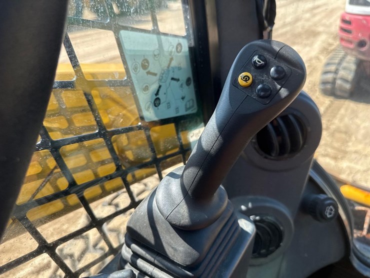 2019-caterpillar-236d3-image-26
