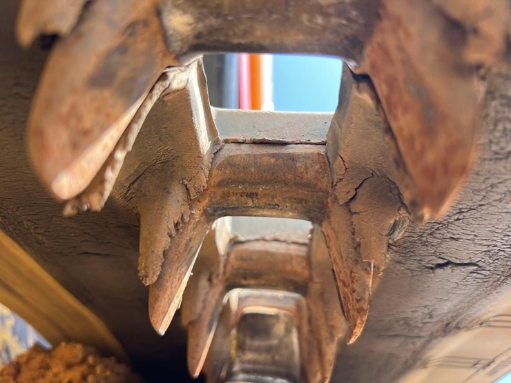 2015-caterpillar-259d-image-12