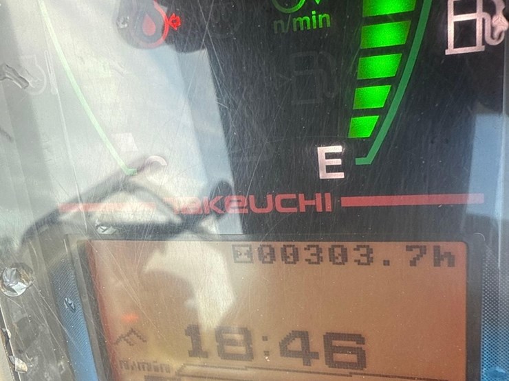 2024-takeuchi-tb240-image-16