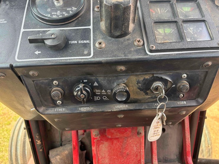 1977-ih-1586-tractor-image-13