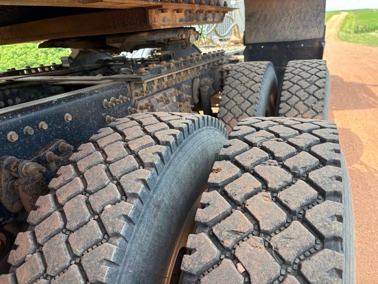2014-volvo-vhd-semi-image-8