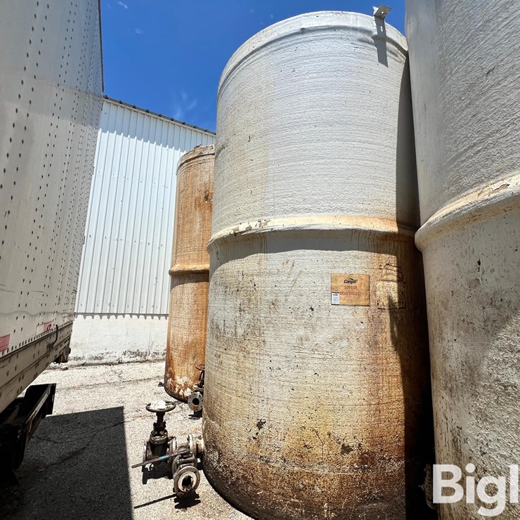 7,000-Gallon (Approx.) Fiberglass Liquid Feed Storage Tank