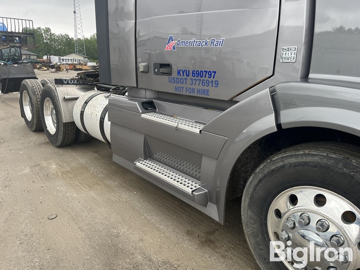2014-volvo-vnl42t300-image-17