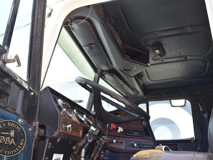 1999-freightliner-fld112-image-55