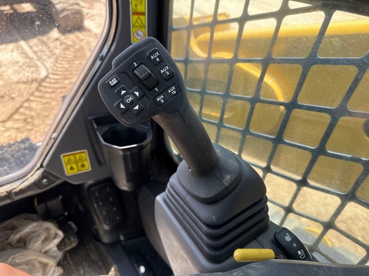 2024-caterpillar-255-skid-steer-image-29