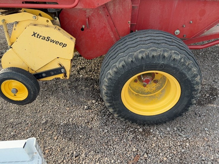 new-holland-br780a-image-7
