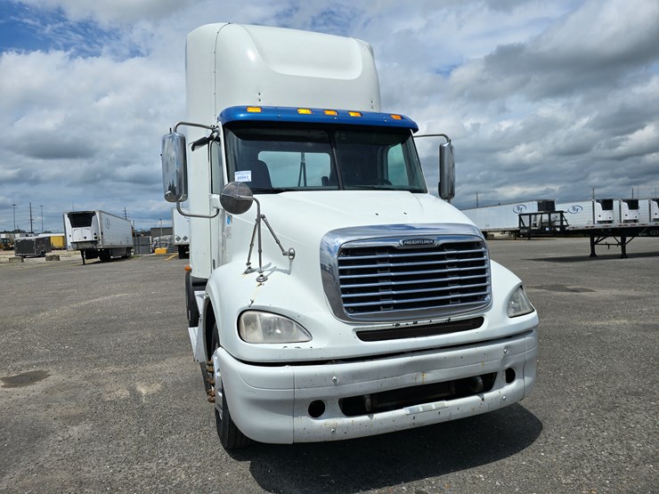 2013-freightliner-columbia-112-image-52