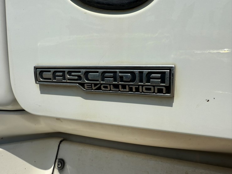 2014-freightliner-cascadia-125-image-32