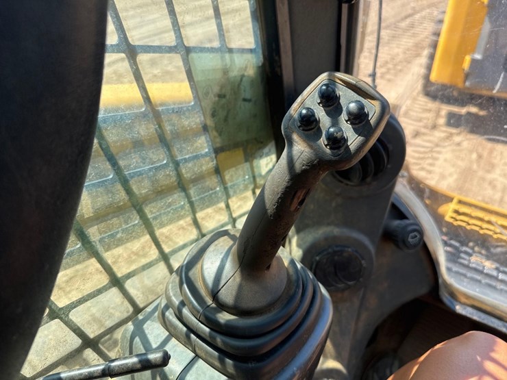 2017-caterpillar-299d2-xhp-image-32