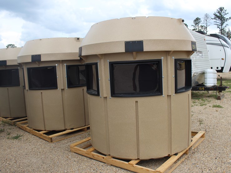 #8048-•-uncle-dan's-enclosed-deer-stand-with-4-windows-image-2