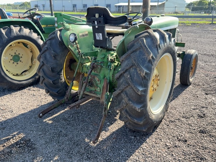 john-deere-820-image-11