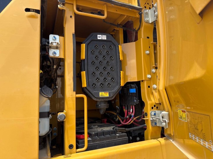 2020-caterpillar-326-image-21