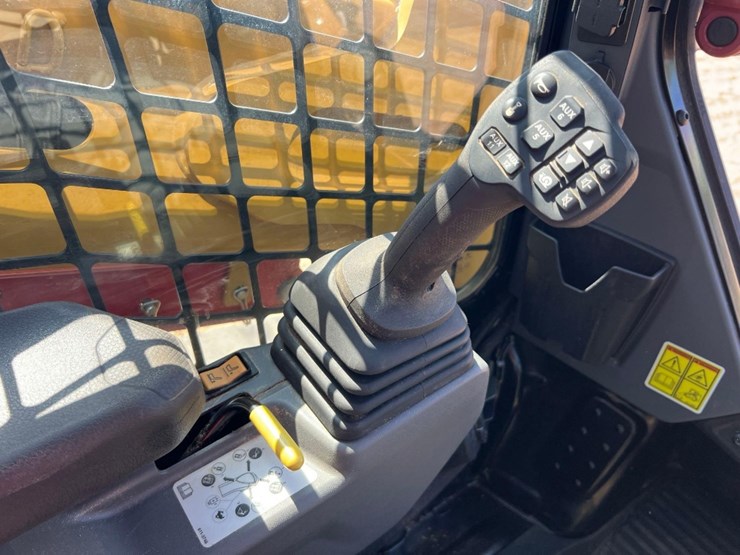 2025-caterpillar-265-skid-steer-image-30