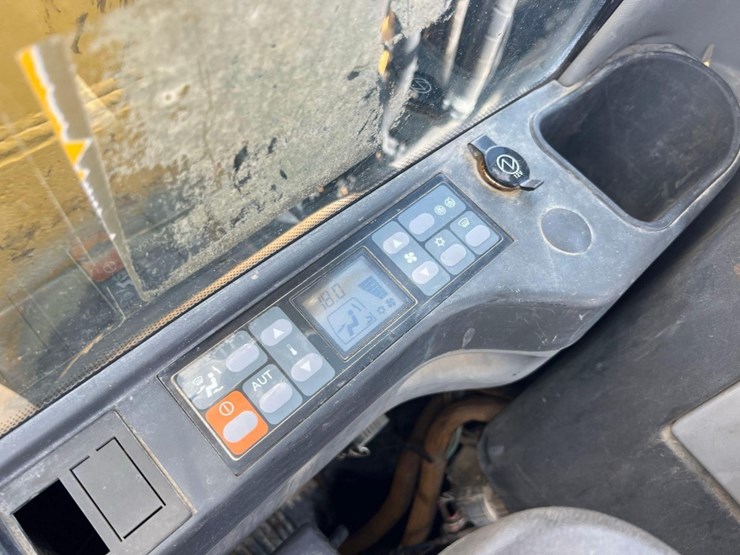 2011-caterpillar-m318d-image-31
