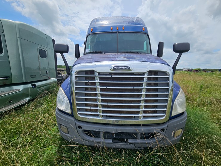 2009-freightliner-cascadia-125-image-28