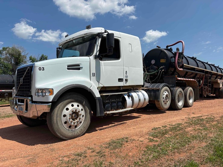 2014-volvo-vhd-semi-image-1