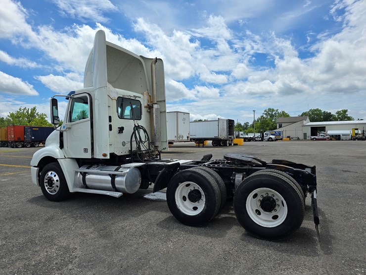 2013-freightliner-columbia-112-image-14