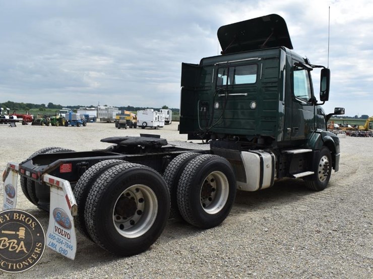 2017-volvo-vnl64t300-image-19