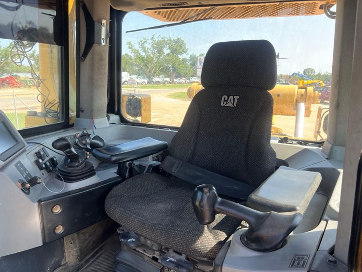 2018-caterpillar-d8t-image-34