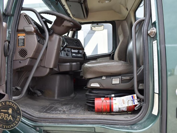 2017-volvo-vnl64t300-image-56