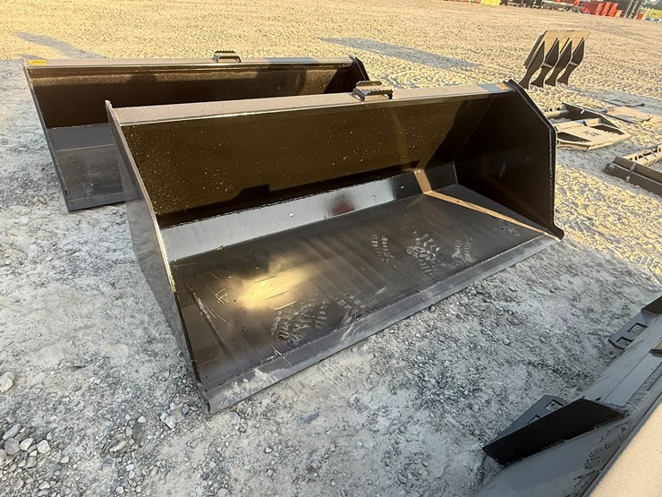 #2096-•-kc-84"-skid-steer-snow/litter-bucket-inv#:-25308-image-1
