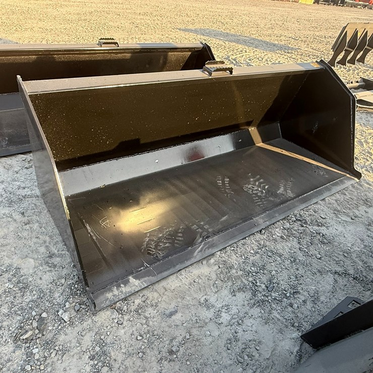 #2096 • KC 84" Skid Steer Snow/Litter Bucket Inv#: 25308