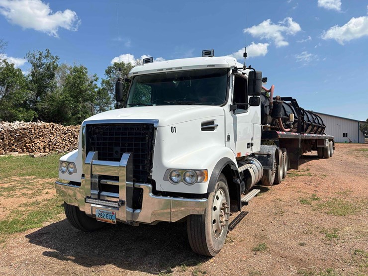 2015-volvo-vhd-semi-image-2