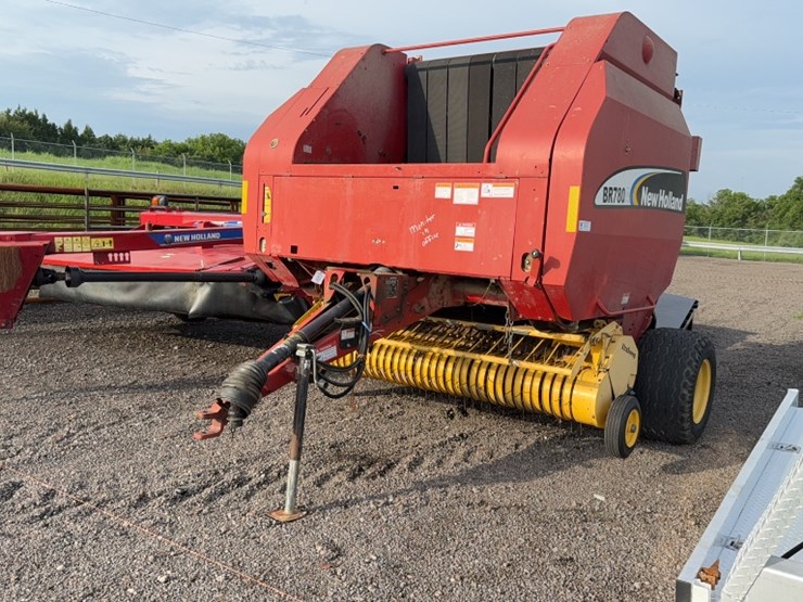 new-holland-br780a-image-1
