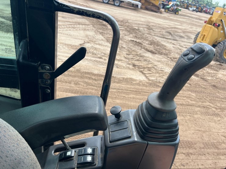 2011-caterpillar-m318d-image-34
