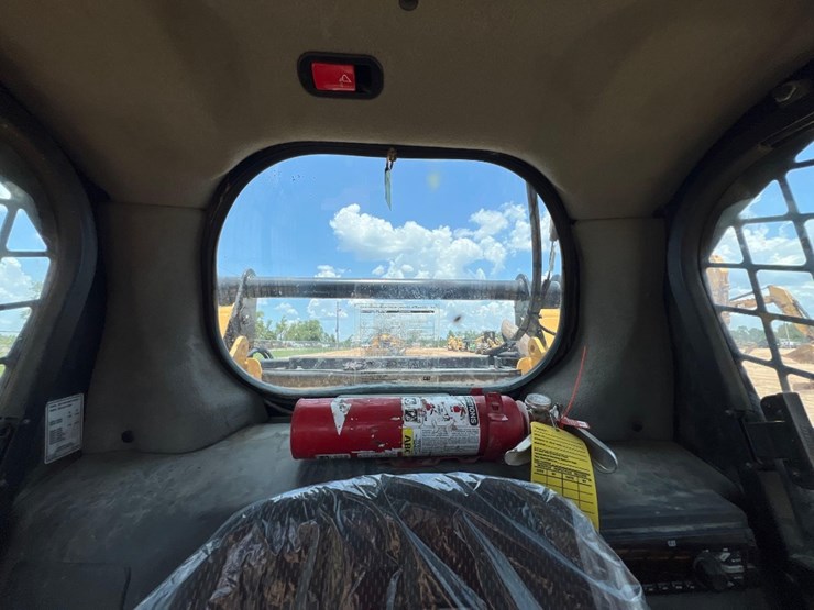 2021-caterpillar-259d3-image-32